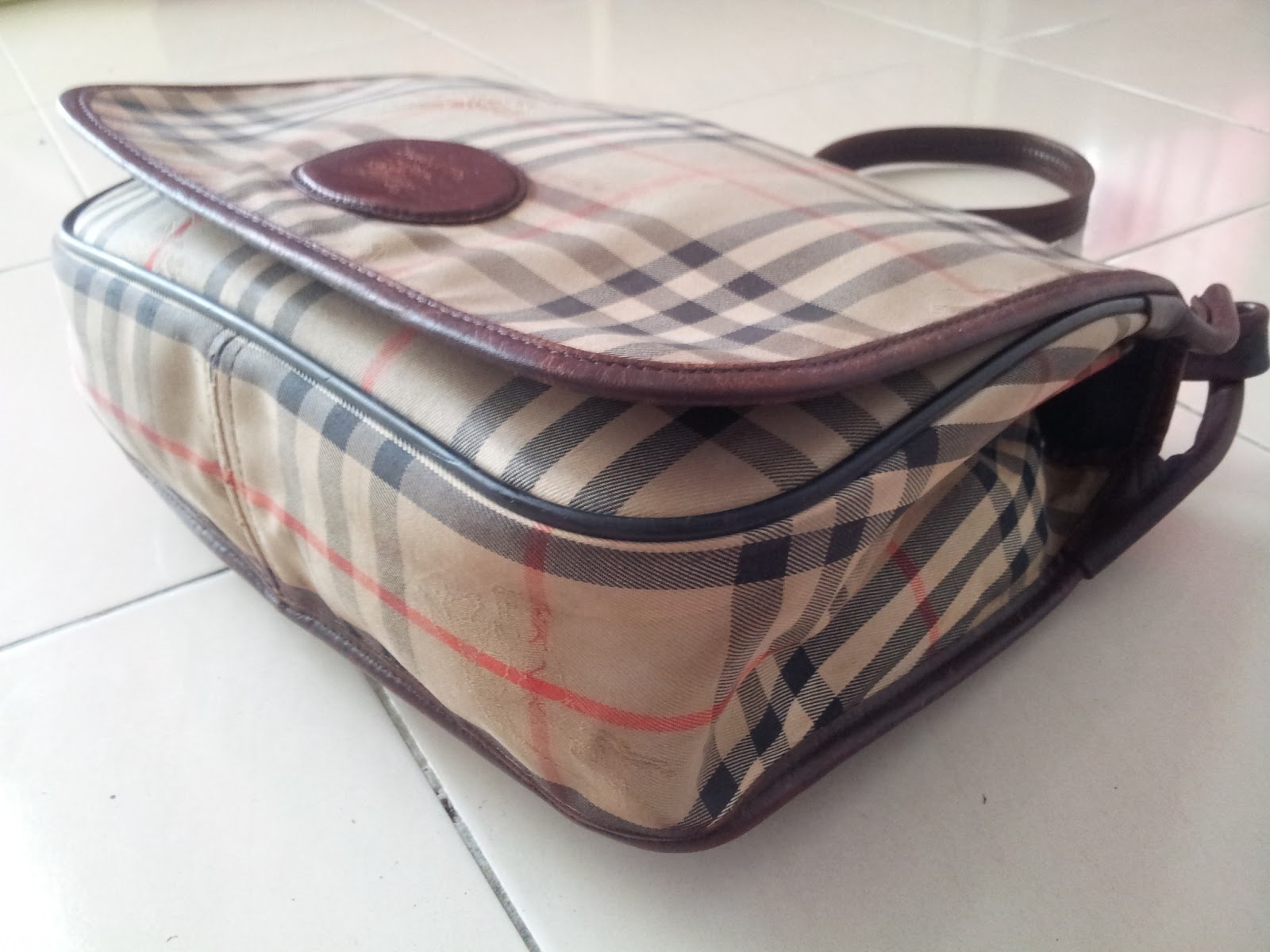 pArT tiMe bUnDLe Vintage Burberry Sling Bag (SOLD)